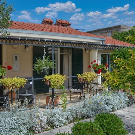 Issa Holiday Home - 3 Min Walk To Beach Каштела Екстер'єр фото