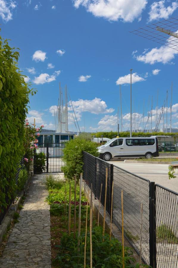 Issa Holiday Home - 3 Min Walk To Beach Каштела Екстер'єр фото