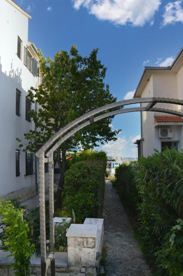 Issa Holiday Home - 3 Min Walk To Beach Каштела Екстер'єр фото