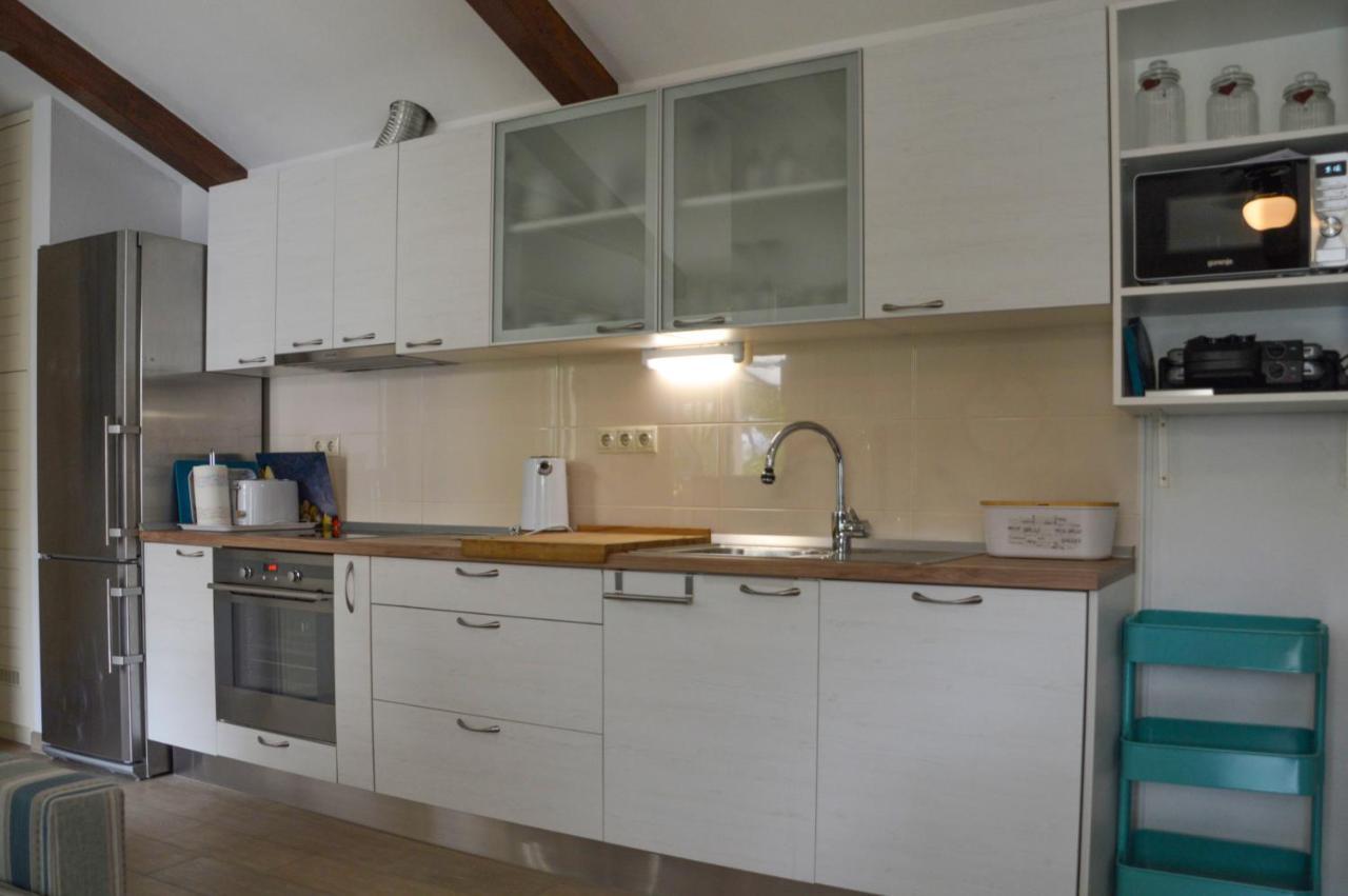 Issa Holiday Home - 3 Min Walk To Beach Каштела Екстер'єр фото