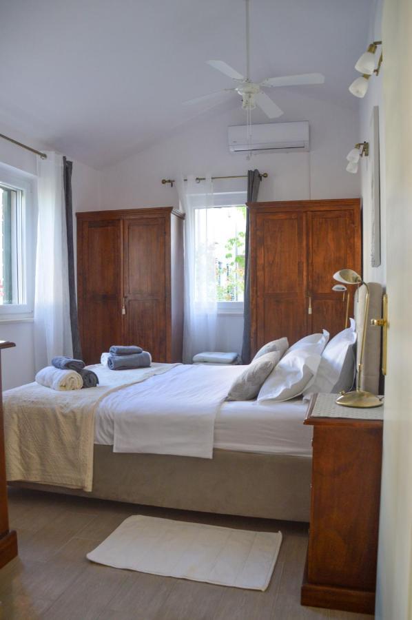 Issa Holiday Home - 3 Min Walk To Beach Каштела Екстер'єр фото