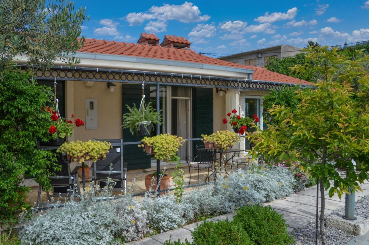 Issa Holiday Home - 3 Min Walk To Beach Каштела Екстер'єр фото