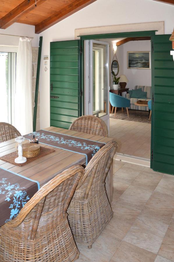 Issa Holiday Home - 3 Min Walk To Beach Каштела Екстер'єр фото