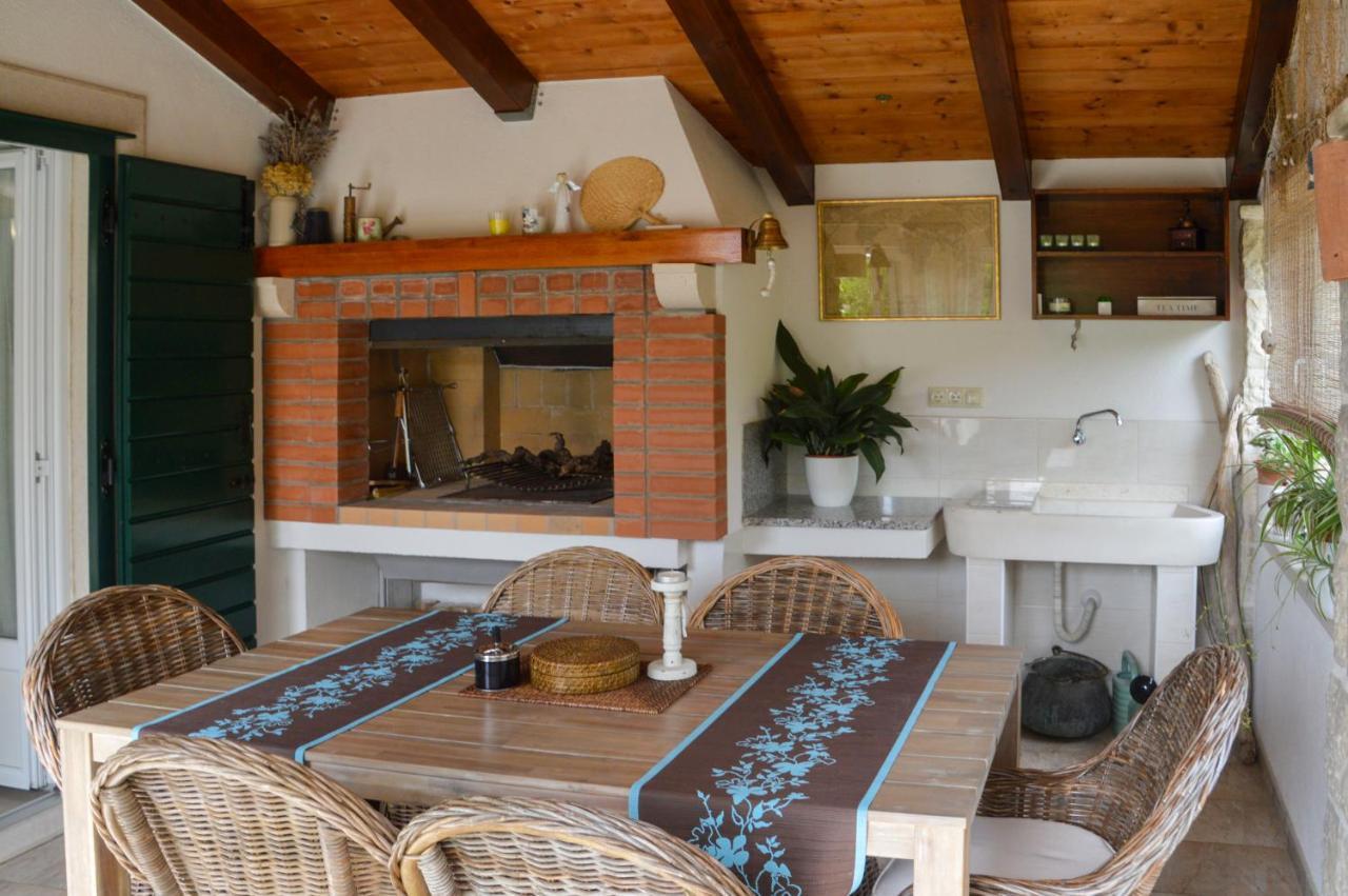 Issa Holiday Home - 3 Min Walk To Beach Каштела Екстер'єр фото