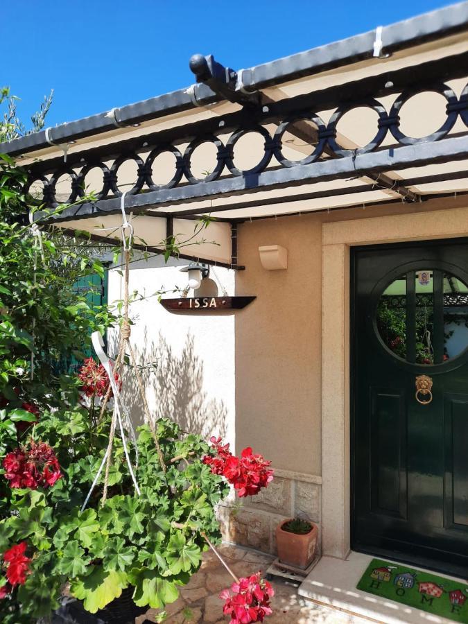 Issa Holiday Home - 3 Min Walk To Beach Каштела Екстер'єр фото